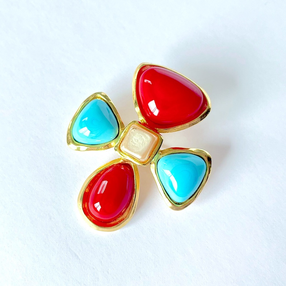 CHANEL Vintage Gripoix Brooch Pate de verre. Red, Blue, Pearl, 24k plated gold